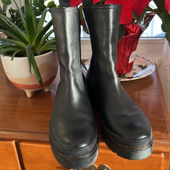 FRYE Chloe Chelsea Boots - Picture 7 of 10